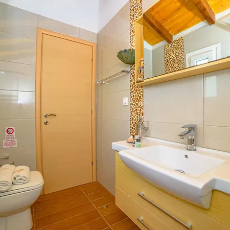 Elena's Seaside & Apartamento